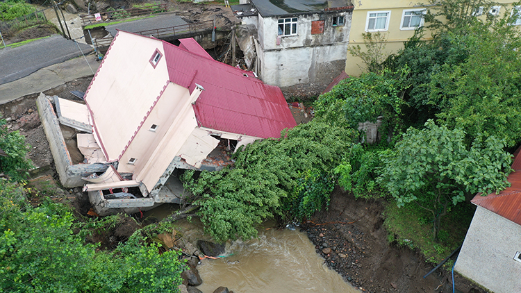 Sel felaketi! Giresun'da sağanak nedeniyle bir ev yan yattı