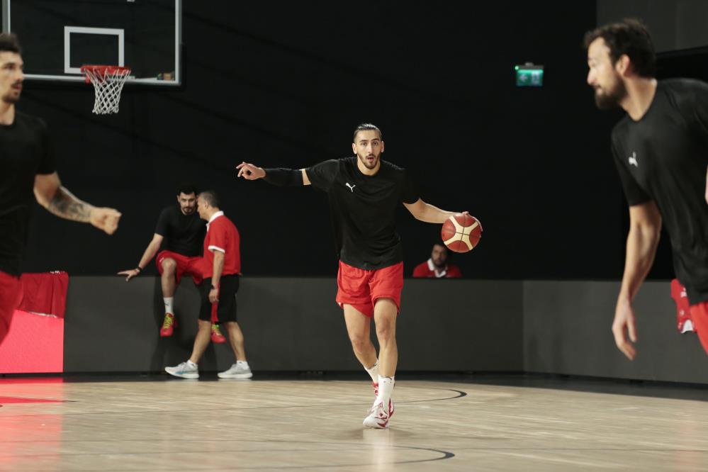 A Milli Erkek Basketbol Takımı FIBA 2025 için Fransa'ya yola çıktı
