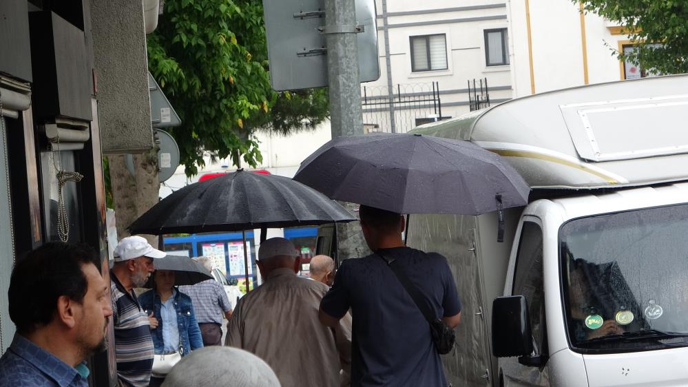 İstanbul'da ani yağmur etkili oldu: Vatandaşlar hazırlıksız yakalandı