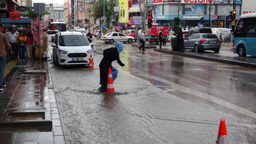 Van'da öğle yağmuru şaşkınlık yarattı