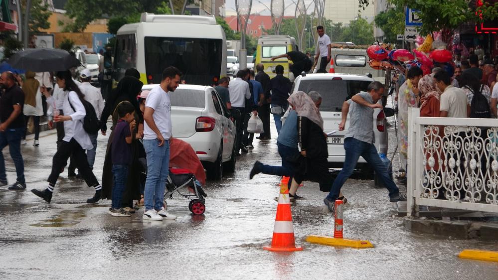 Van'da öğle yağmuru şaşkınlık yarattı