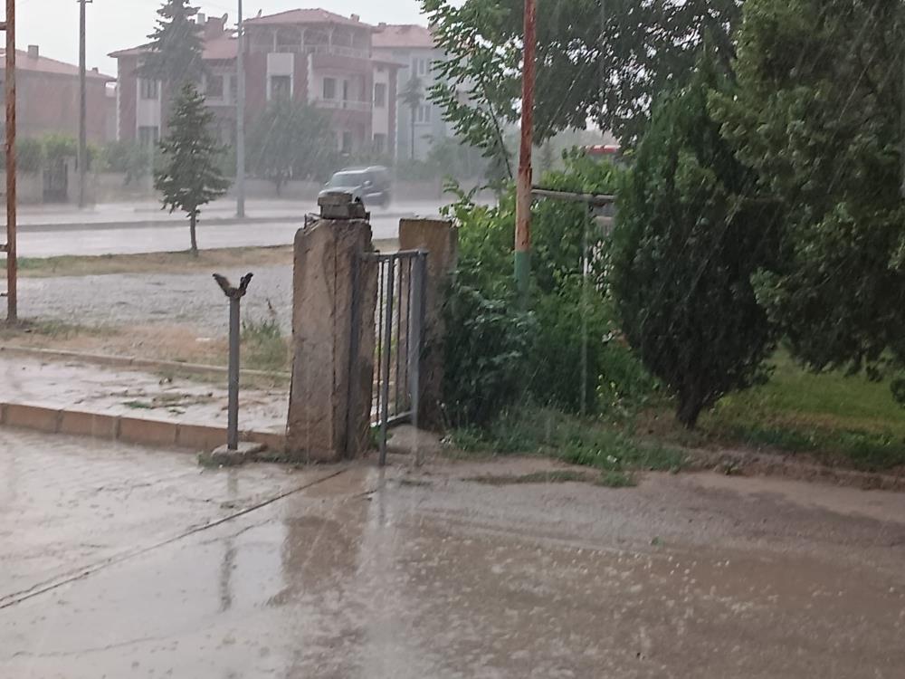 Şiddetli yağış Afyon'u vurdu: Tarım arazileri zarar gördü