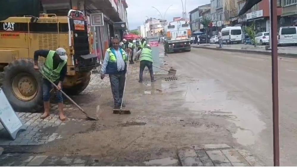 Van Özalp'ta sağanak yağış sele dönüştü