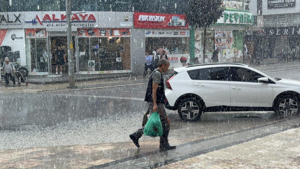 Düzce'de sağanak yağış vatandaşları hazırlıksız yakaladı