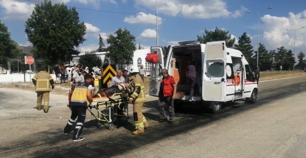 Isparta'da otomobil ile akülü bisiklet çarpıştı: 3 Yaralı