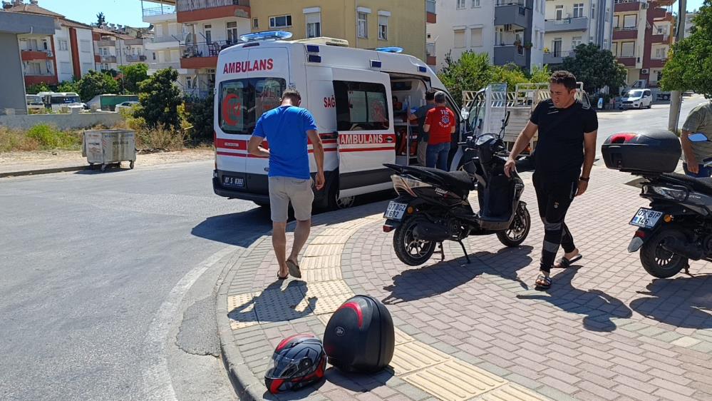 Manavgat'ta motosiklet ve kamyonet çarpıştı: Biri bebek 3 yaralı