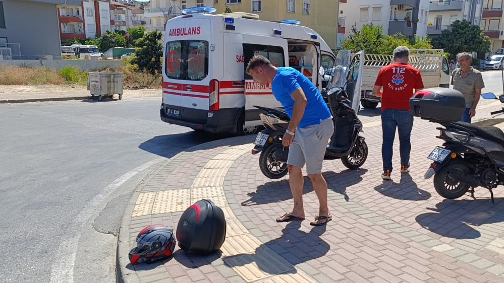 Manavgat'ta motosiklet ve kamyonet çarpıştı: Biri bebek 3 yaralı