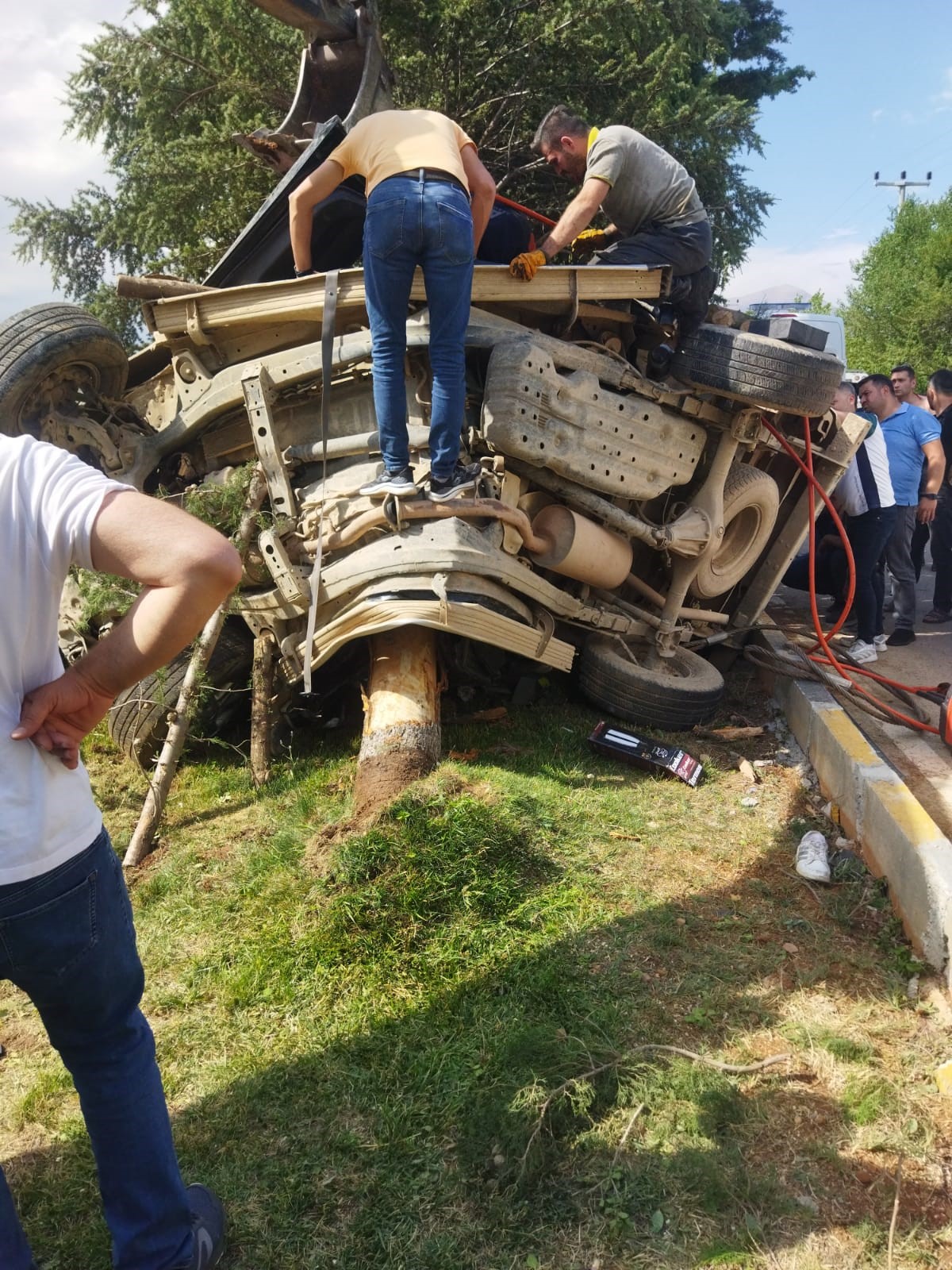 Isparta'da otomobil ağaca çarptı: 2 yaralı