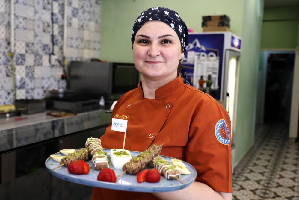 Adanalı tatlıcı geleneksel katmeri çöp şiş katmere dönüştürdü