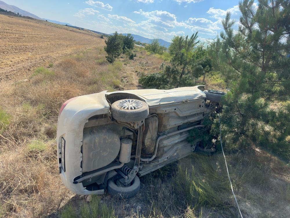 Afyonkarahisar’da otomobil şarampole devrildi: 4’ü çocuk 8 yaralı