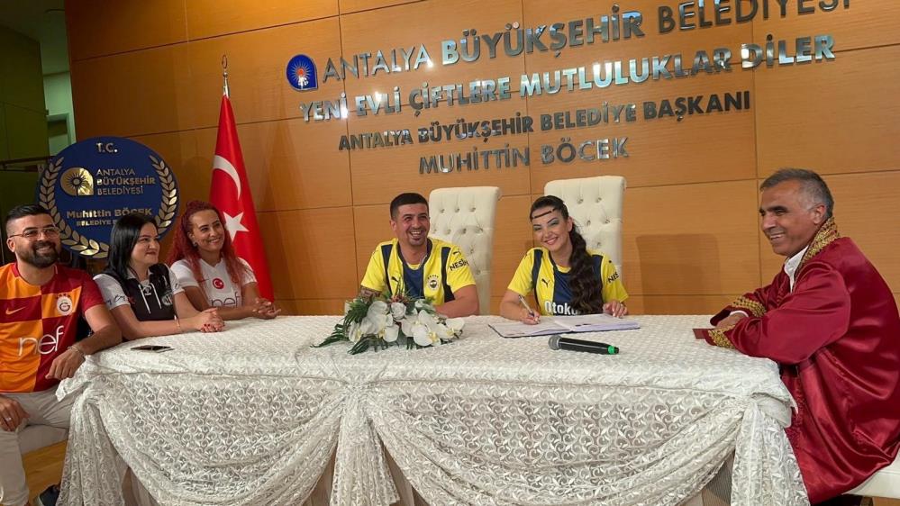 Antalya'da Fenerbahçeli çift Dünya Fenerbahçeliler Günü'nde evlendi