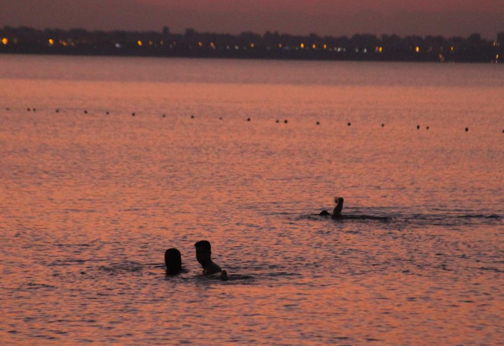 Antalya'da sıcak havadan bunalan vatandaşlar Konyaaltı Sahili'nde uyudular