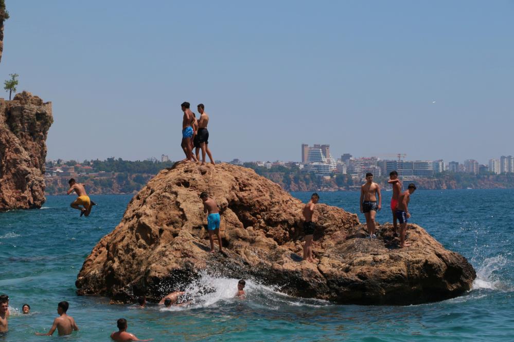 Antalya'da aşırı sıcaktan bunalan vatandaşlar Konyaaltı Sahili'ne akın etti