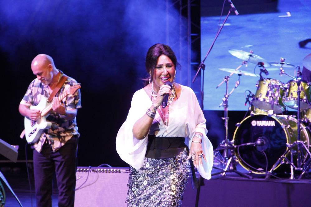 Nükhet Duru festival de Bursalı hayranlarına unutulmaz bir gece yaşattı