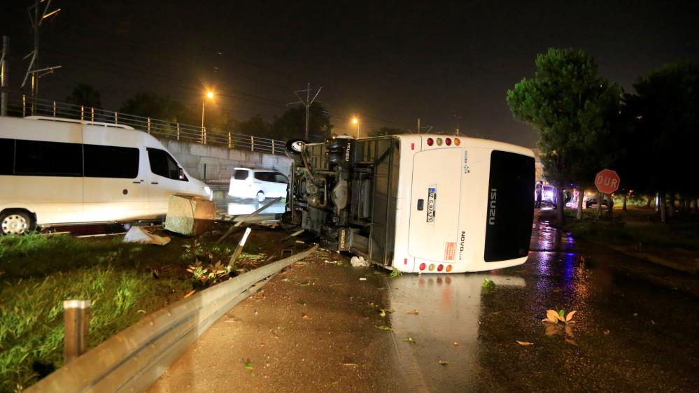 Antalya'da aniden bastıran sağanak yağış hayatı felç etti