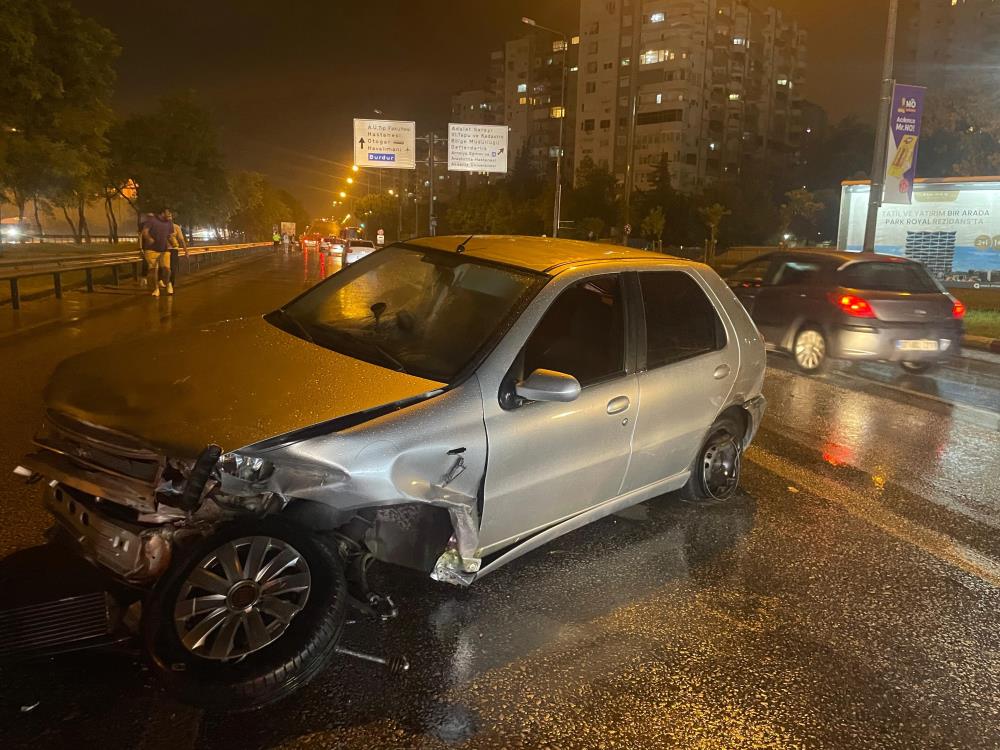 Antalya'da alkollü sürücü kaza yaptı: Şans eseri yaralanan olmadı