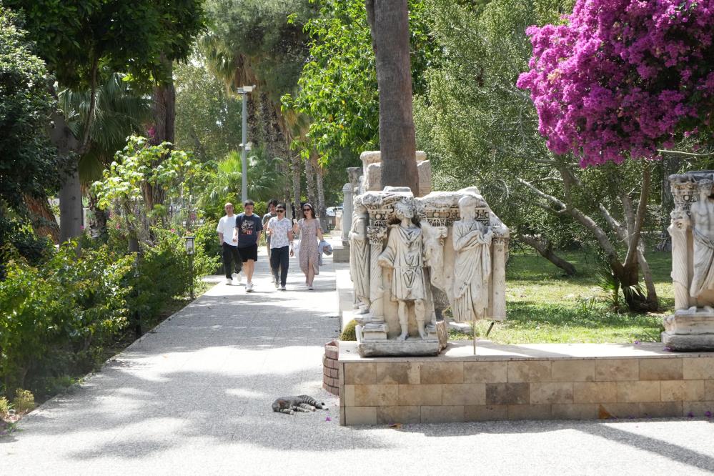 Antalya'nın tarihi mirası turistlerin ilgi odağı olmaya devam ediyor