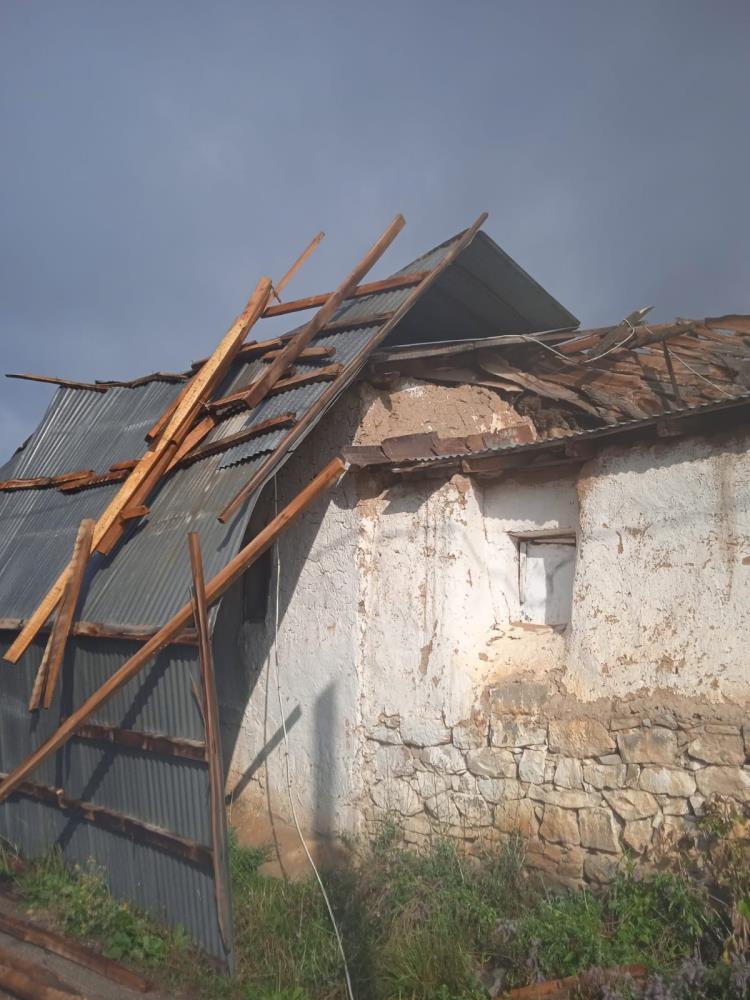 Bayburt'ta şiddetli yağış ve fırtına köyde hasara yol açtı