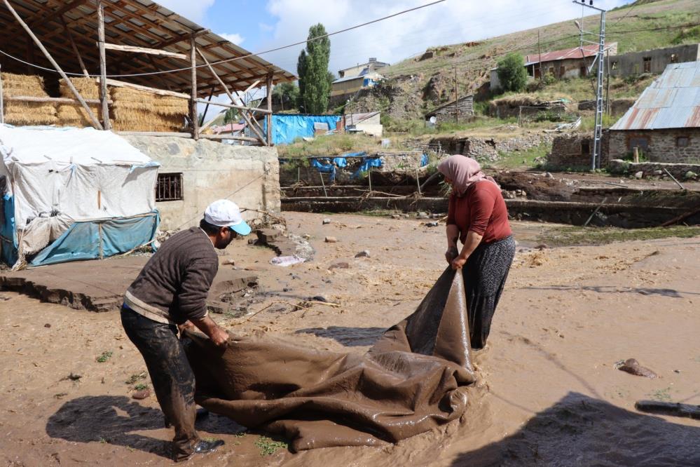 Erzurum'da şiddetli sağanak yağış sel felaketine neden oldu