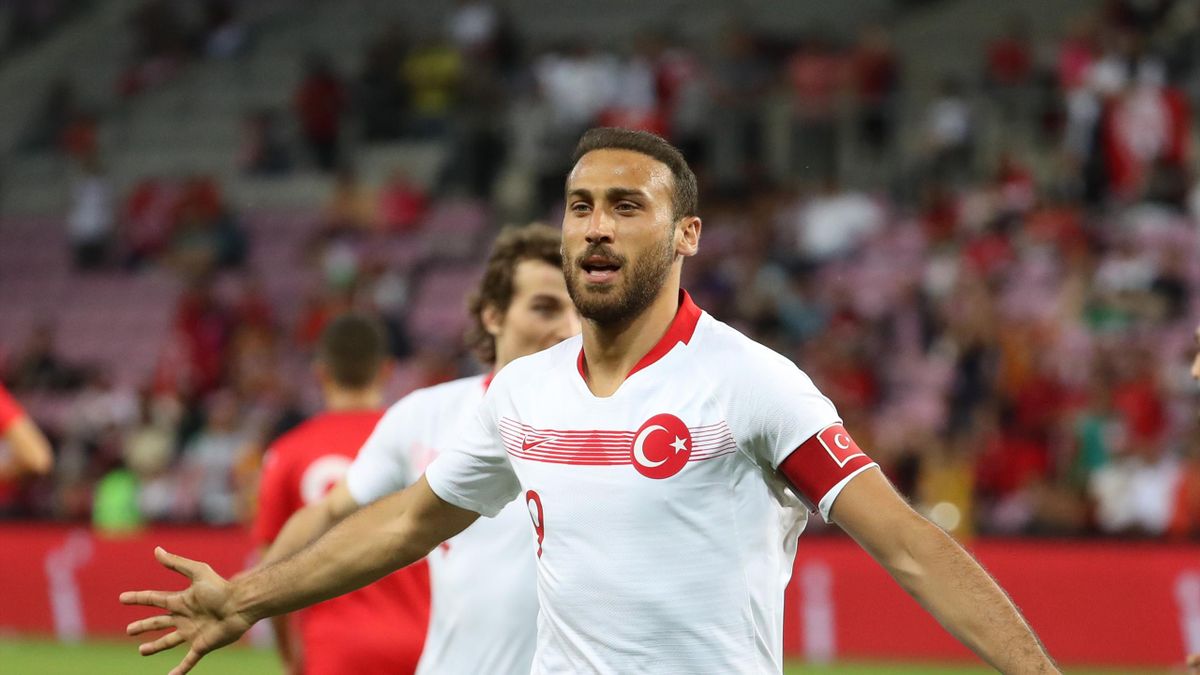 Fenerbahçe Cenk Tosun'u renklerine bağladığını açıkladı