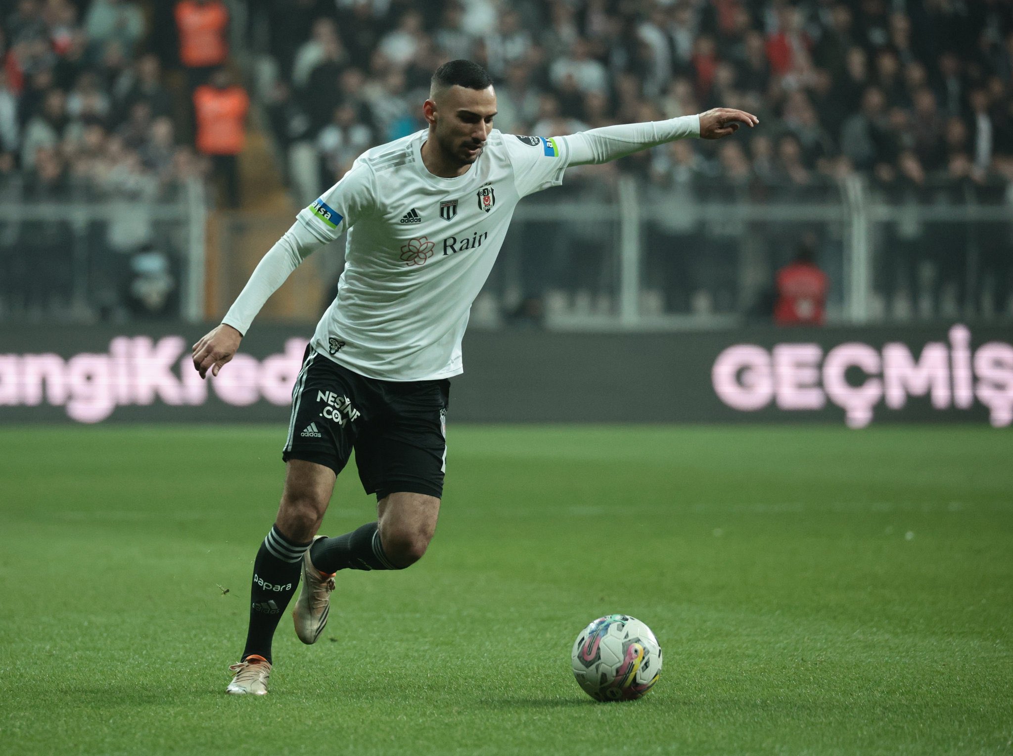 Beşiktaş'ta iki futbolcu takımdan ayrılıyor