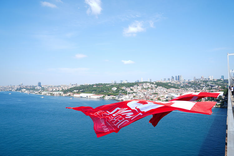 İstanbul'daki köprülere Türk bayrağı asıldı