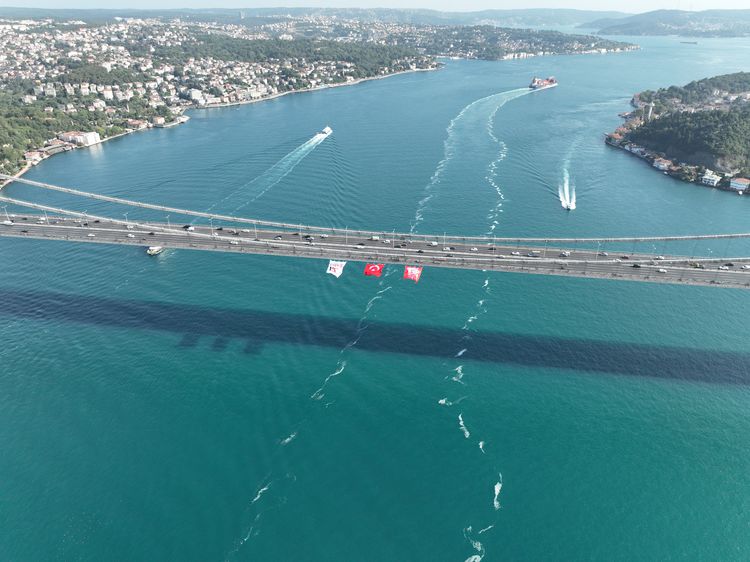 İstanbul'daki köprülere Türk bayrağı asıldı