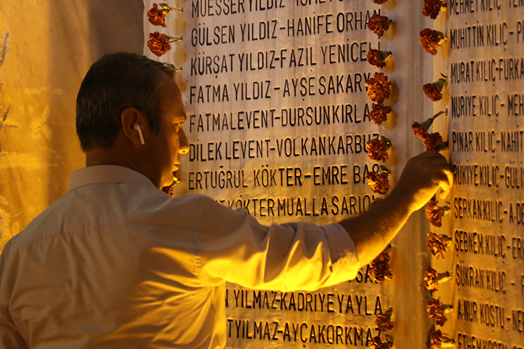 Marmara Depremi'nde hayatını kaybedenler anıldı