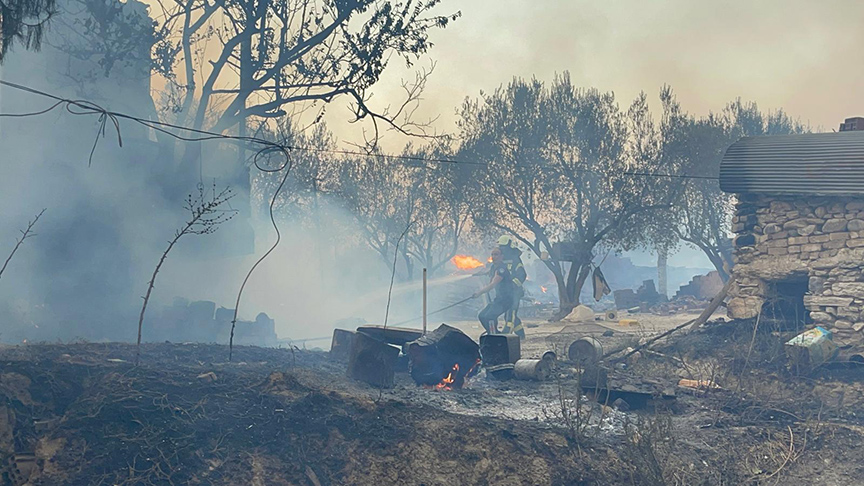 İzmir ve Manisa'daki orman yangınlarına müdahale sürüyor