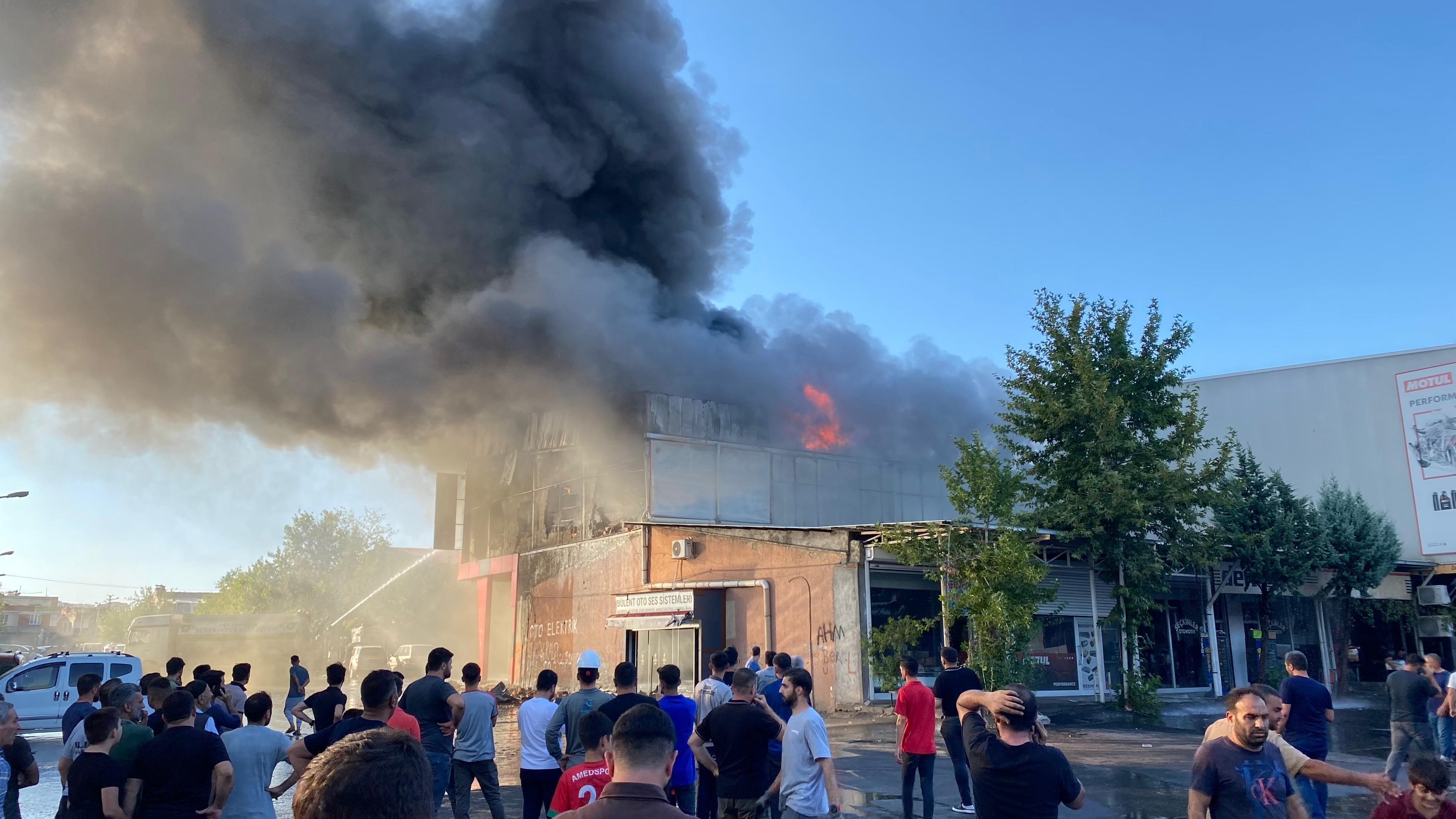 Diyarbakır’da sanayi sitesinde çıkan yangın devam ediyor