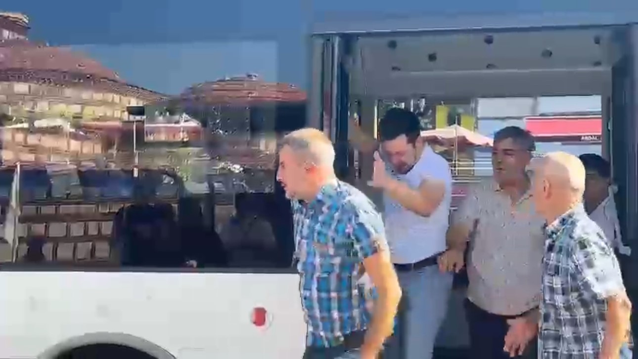 Bursa’da otobüste yer kavgası!