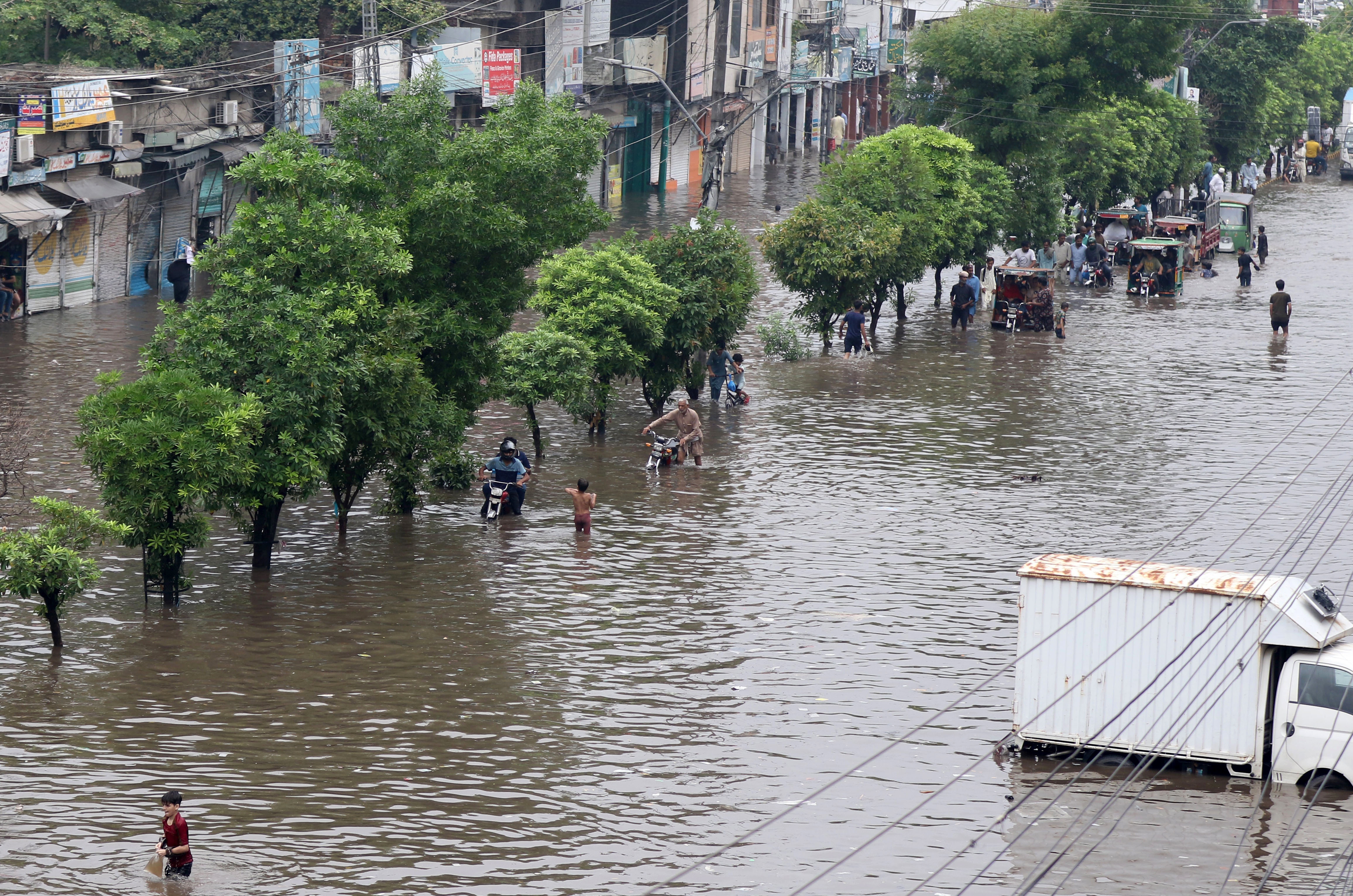 Pakistan'da 44 yılın yağış rekoru: 6 ölü