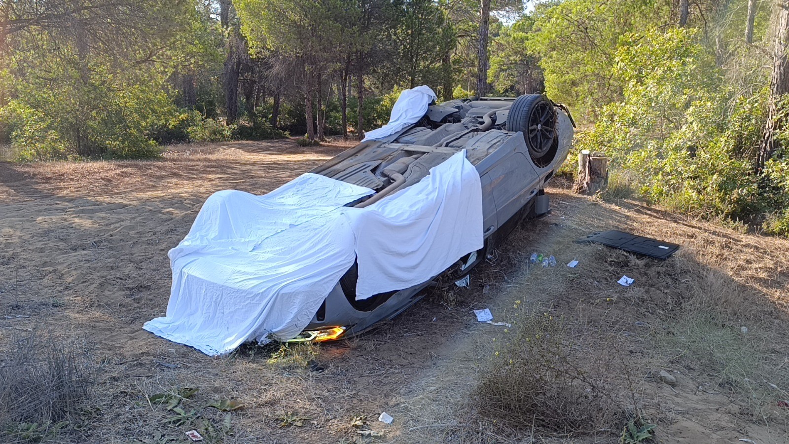 Antalya'da takla atan lüks aracın plakalarını söktüler üzerini çarşafla kapattılar!