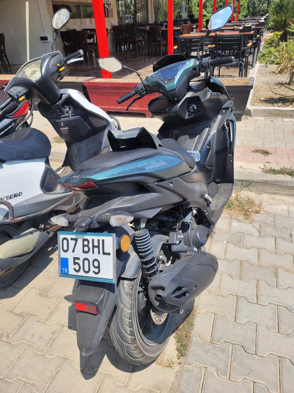 Antalya'da hafif ticari araç ile motosiklet çarpıştı: 1 yaralı