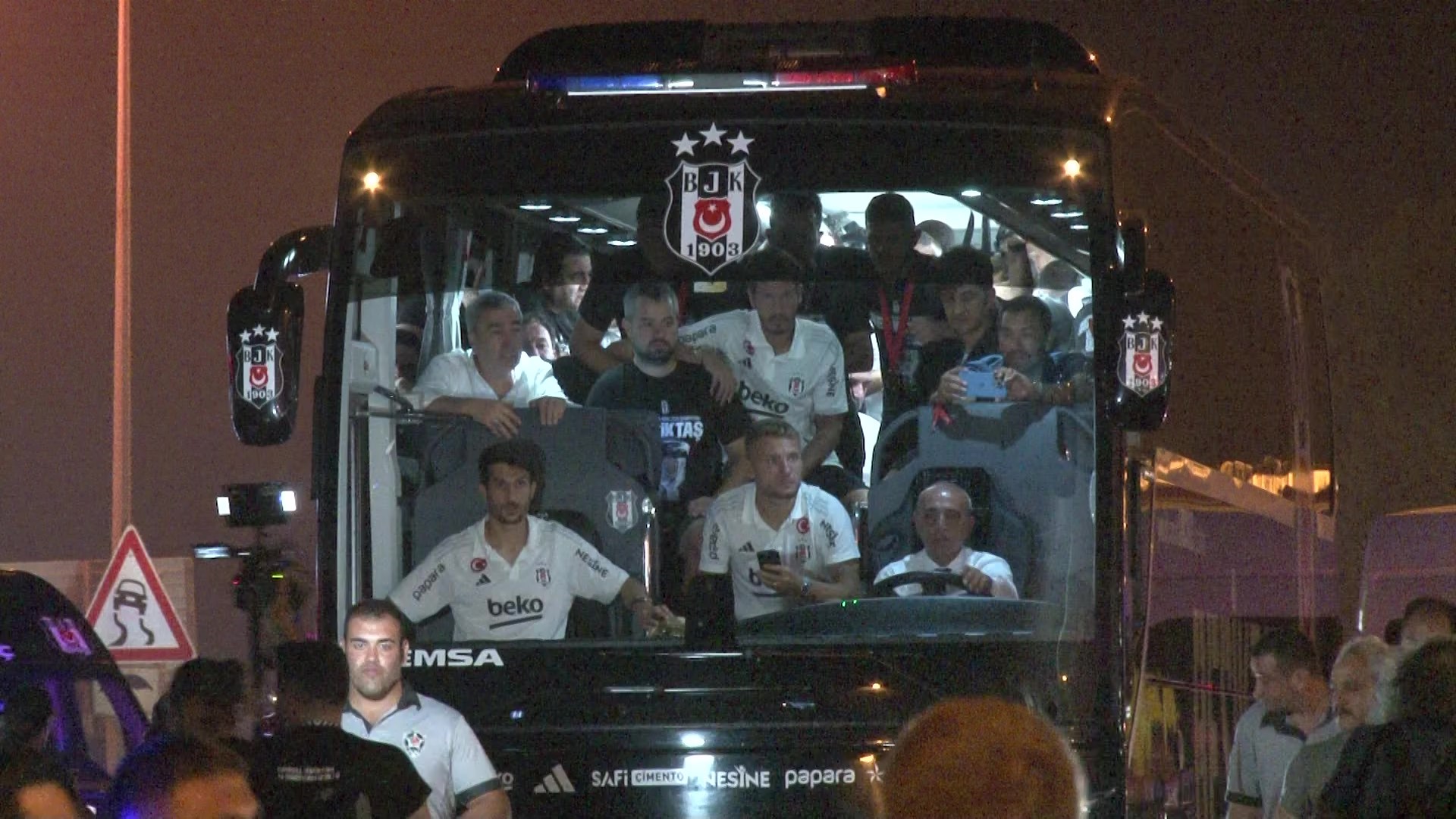 Beşiktaş Süper Kupa’yı taraftarlarla coşkuyla kutladı