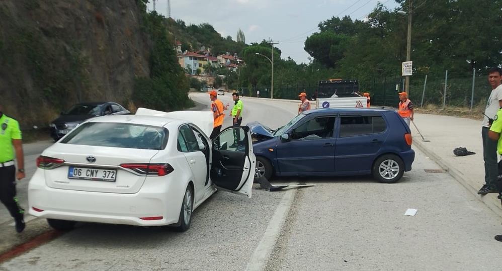 Bilecik'te iki araç kafa kafaya çarpıştı: 1 öl* 2 yaralı