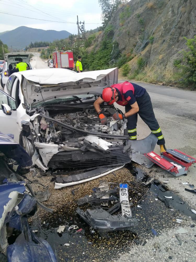 Bilecik'te iki araç kafa kafaya çarpıştı: 1 öl* 2 yaralı