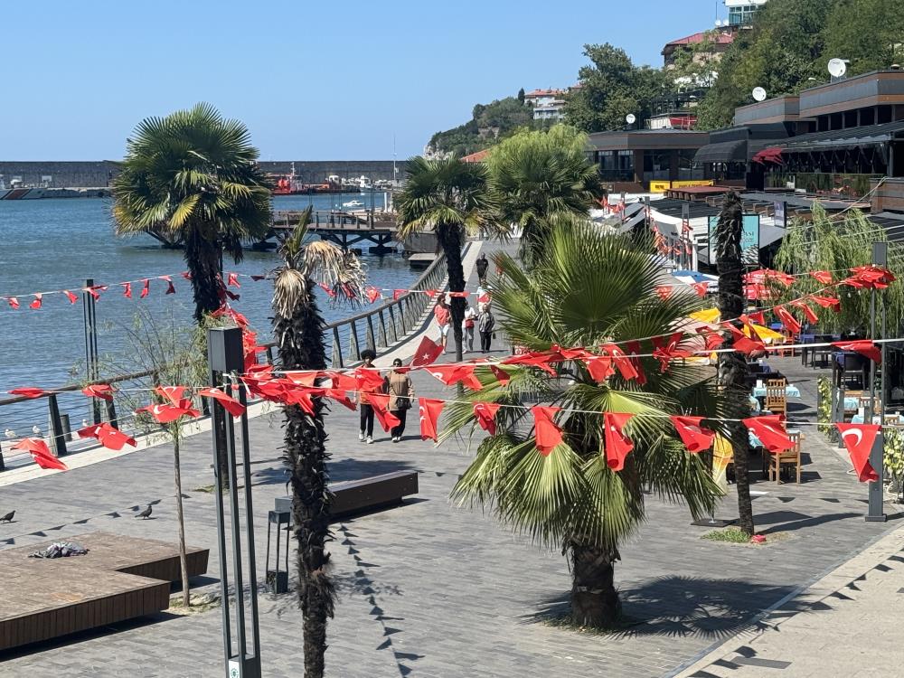 Zonguldak'ta insanlar sahile akın etti