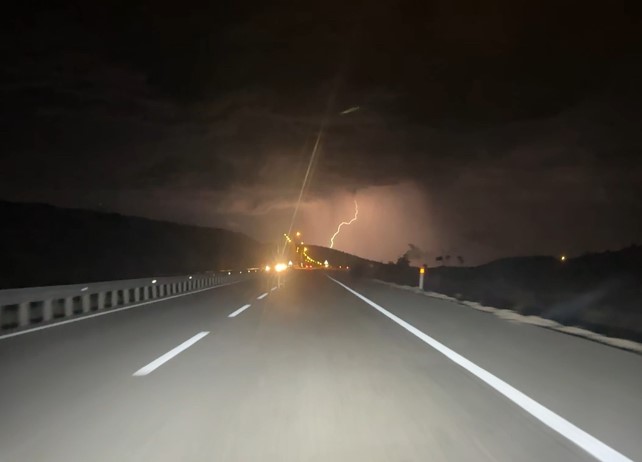 Şimşekler Bolu’nun gece manzarasını renklendirdi