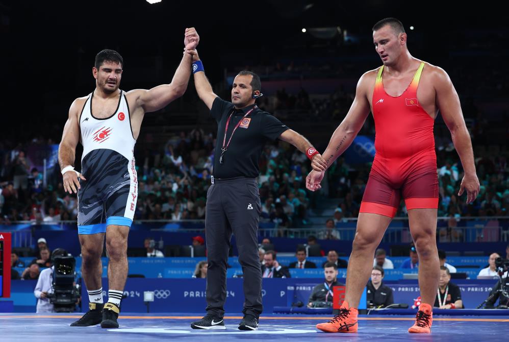 Taha Akgül Paris Olimpiyatları'nda güreş kariyerine veda etti