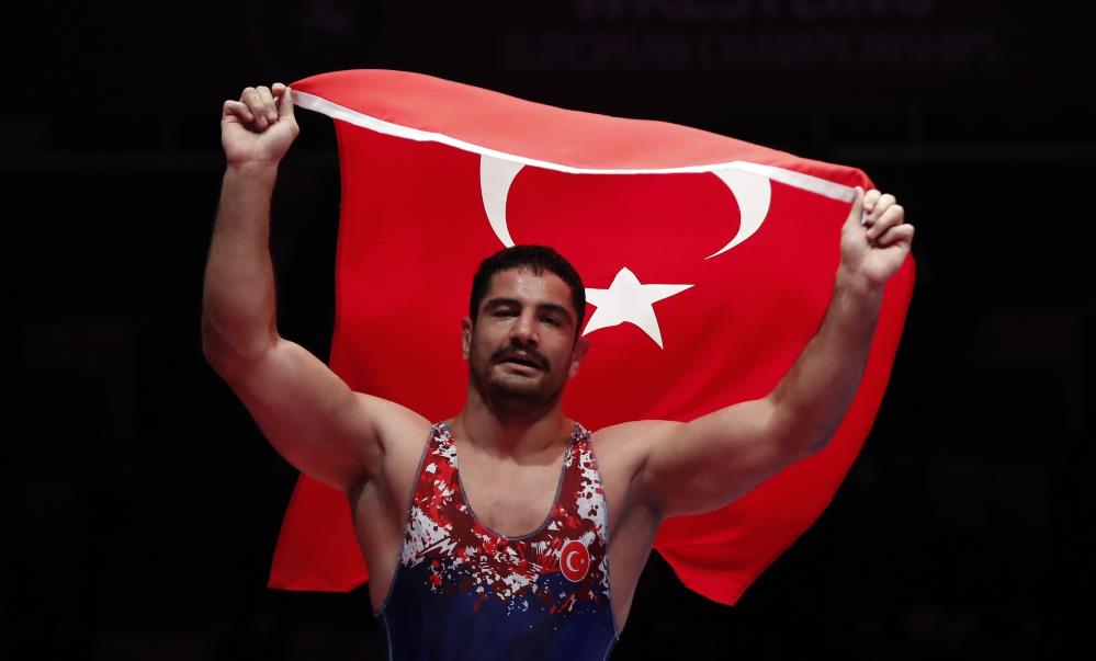 Taha Akgül Paris Olimpiyatları'nda güreş kariyerine veda etti