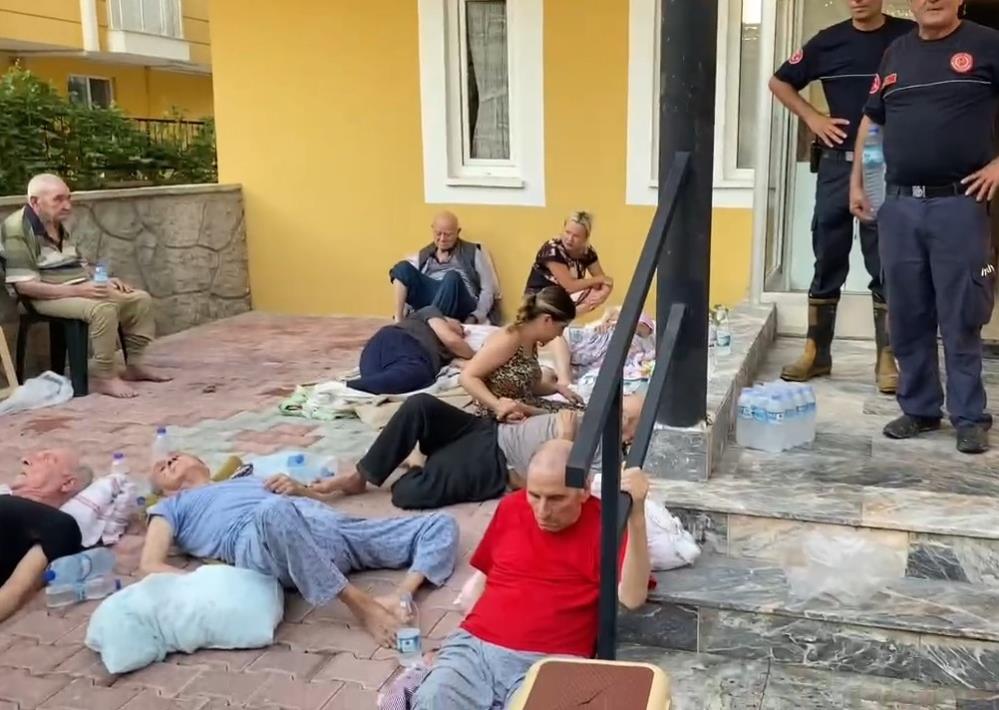 Antalya'da huzurevinde korkutan yangın: 3 kişi hastaneye kaldırıldı