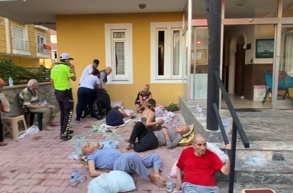 Antalya'da huzurevinde korkutan yangın: 3 kişi hastaneye kaldırıldı