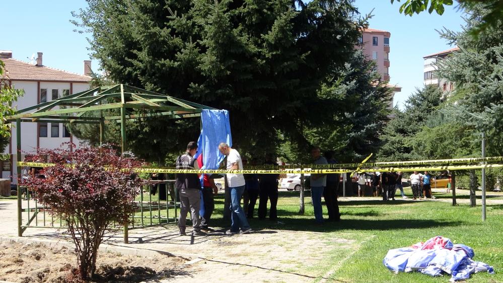 Kayseri'de bunalıma giren sahıs parkta kendini astı