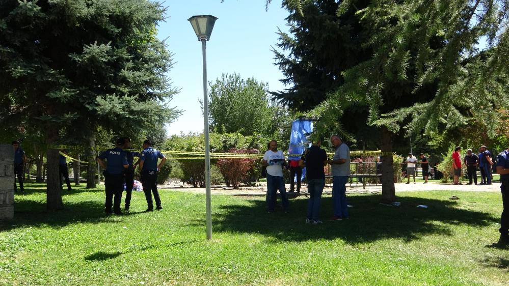 Kayseri'de bunalıma giren sahıs parkta kendini astı