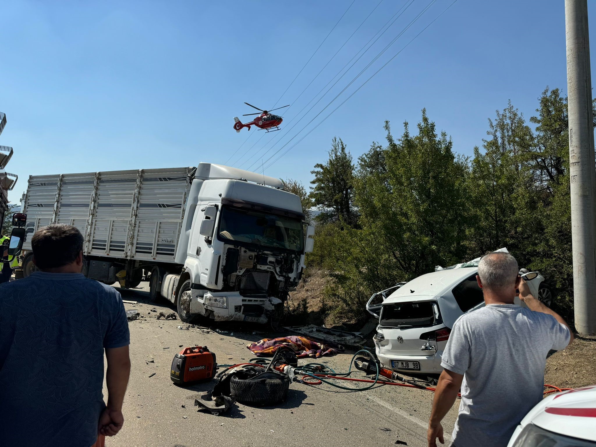 Antalya'da feci kaza! Kamyon ve otomobil çarpıştı: 1 kişi hayatını kaybetti 3 yaralı