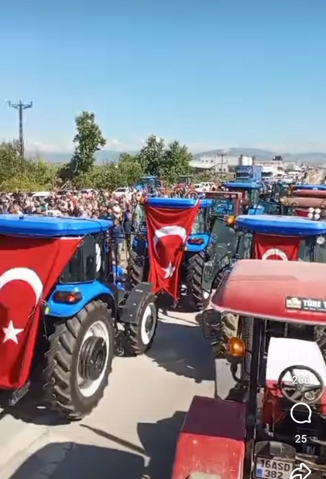 Düşük Fiyatlara Isyan Eden Çiftçiler Traktörleriyle İzmir Bursa Karayolunu Kapattı  2