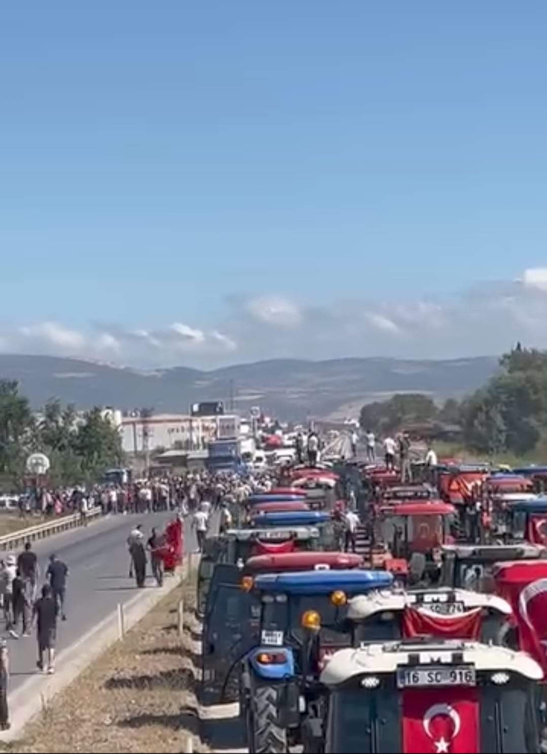 Düşük Fiyatlara Isyan Eden Çiftçiler Traktörleriyle İzmir Bursa Karayolunu Kapattı  3