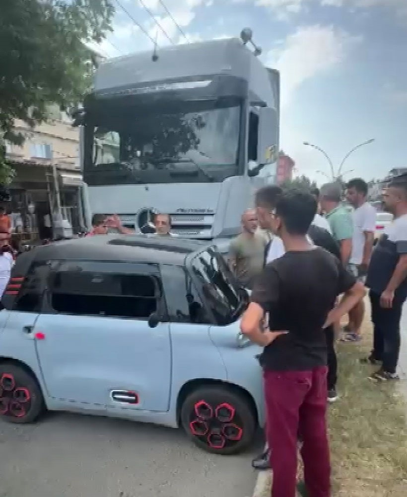 Hatay'da Tır Mini Aracı Metrelerce Sürükledi  2