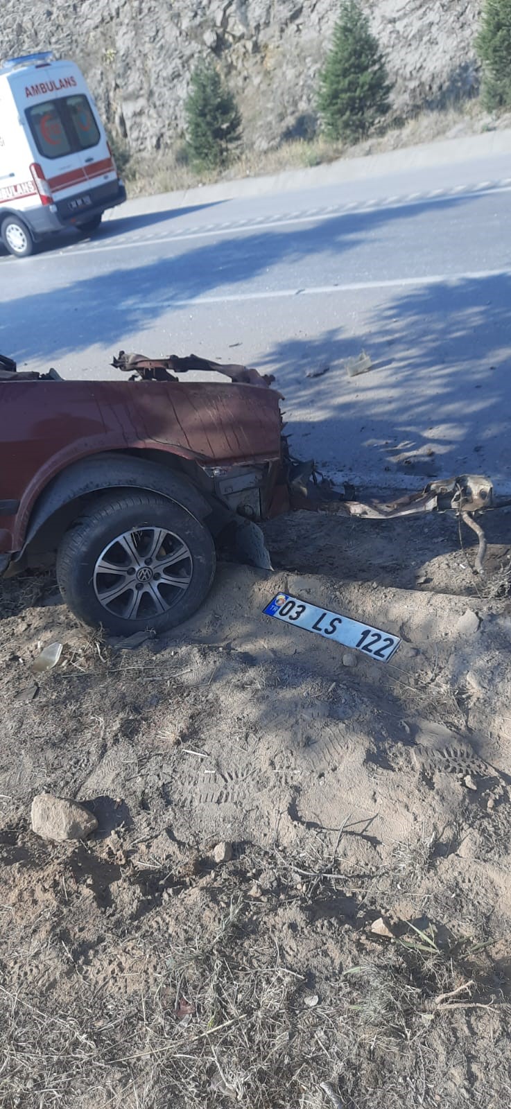 Isparta'da Kontrolden Çıkan Otomobil Ağaca Çarptı 2